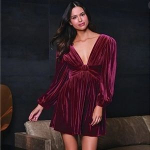 NWT. Gianni Bini Mariah Long Sleeve Plunging V-Neck Velvet Mini Dress Size 4